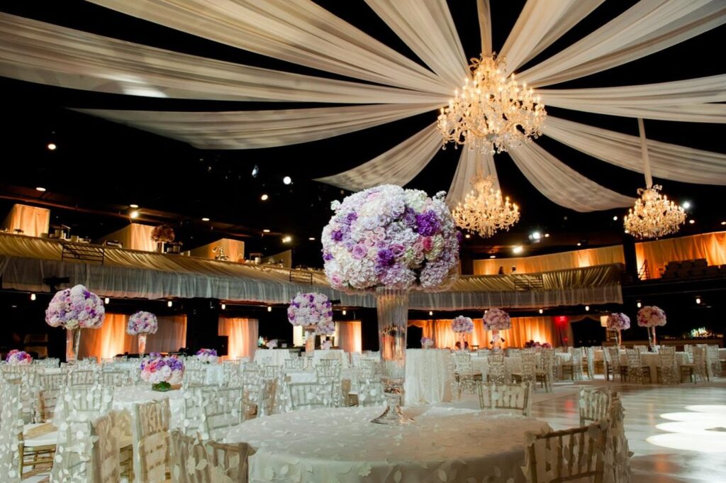 Would you believe this is actually acllive transformed into a stunning wedding reception? ✨ The soaring ceilings are perfect for